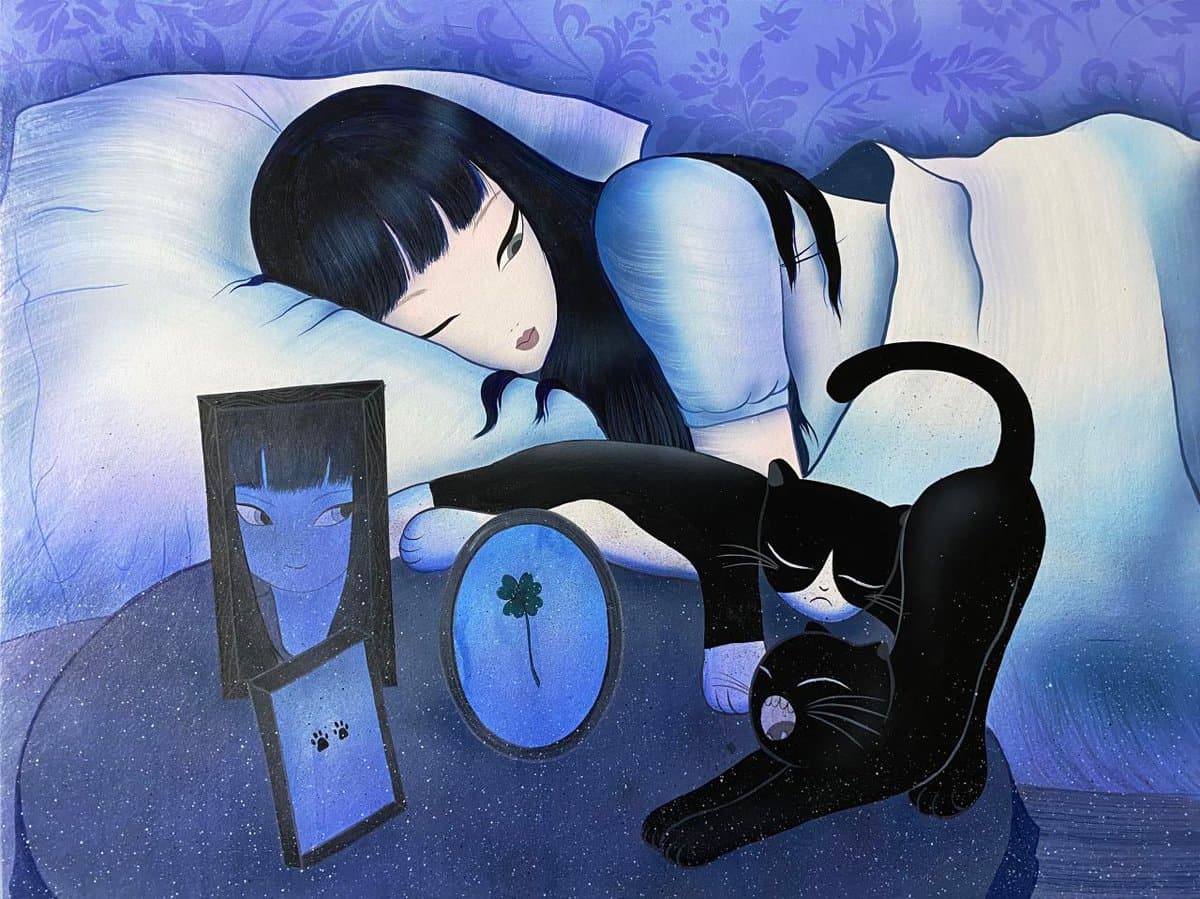 A digital illustration depicts a woman with long black hair sleeping in a bed next to two black cats. On the bedside table, a rectangular mirror reflects the woman's face, while a round mirror reflects a four-leaf clover.